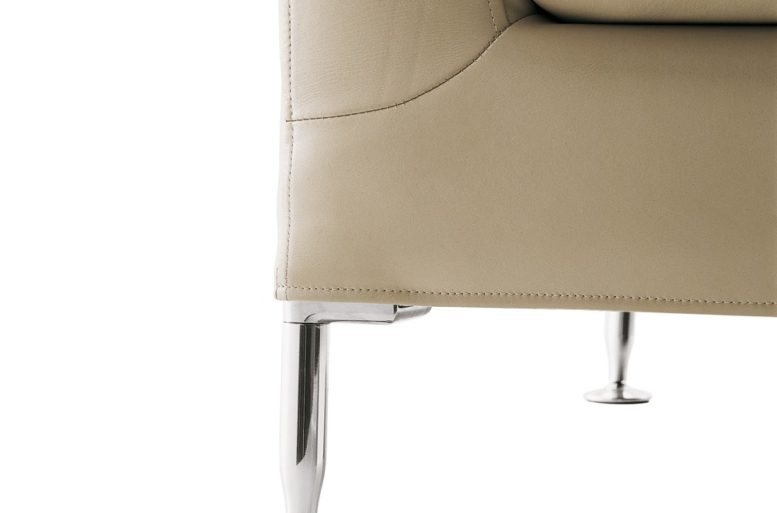 Il piedino in alluminio gli conferisce uno stile senza tempo. 