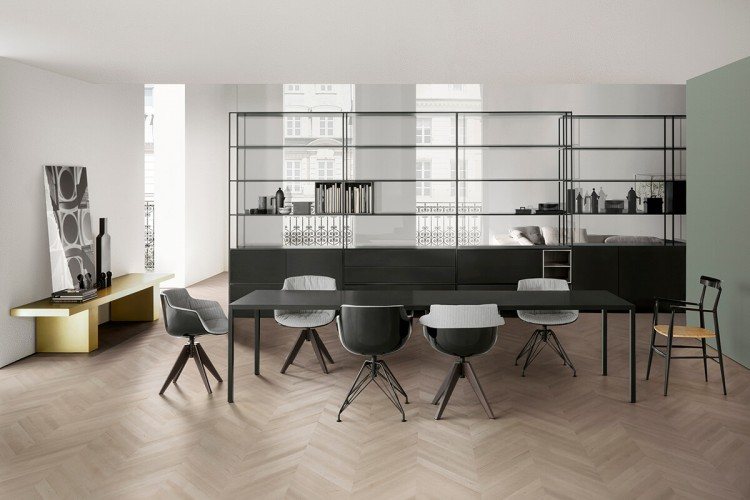 Montanti e ripiani in alluminio assemblati attraverso giunzioni invisibili che danno stabilità alla struttura.