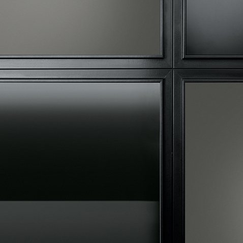 Un dettaglio che rivela la perfezione delle giunzioni, invisibili a incastro e in pressofusione che garantiscono la massima stabilità.