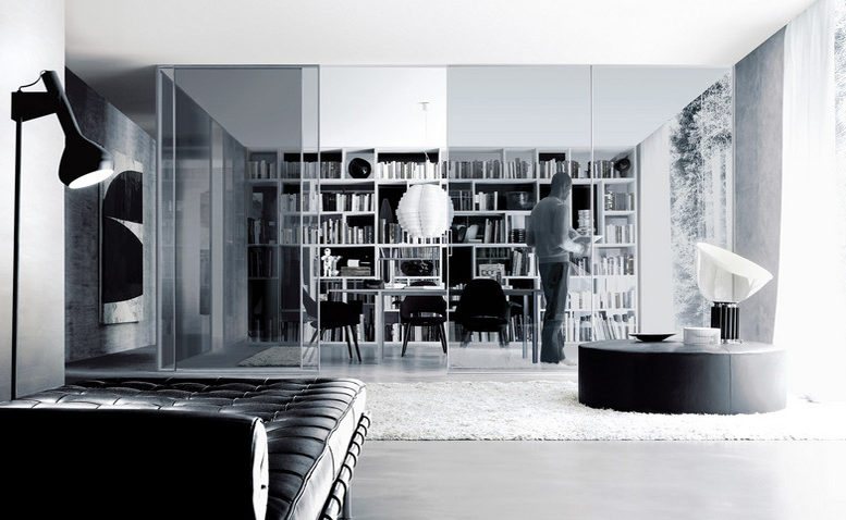 In versione alluminio bianco opaco con schienali in vetro laccato nero.