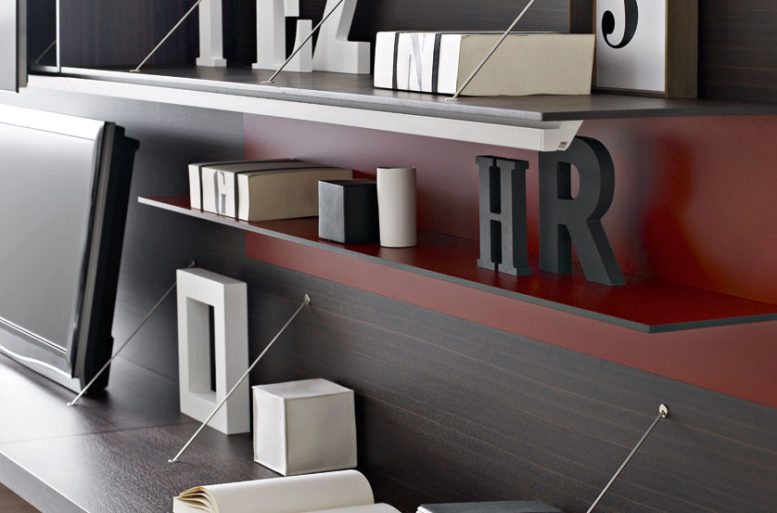 Struttura a scomparsa in profili di metallo e mensole di alluminio satinato.
