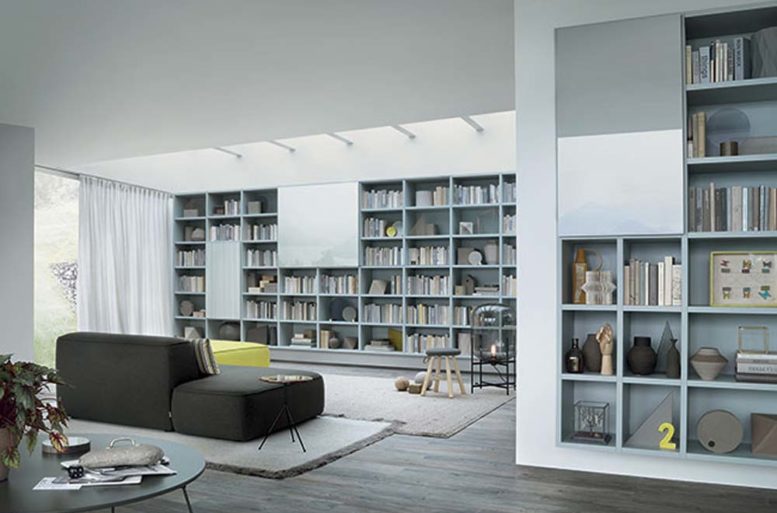 A questa libreria possono essere aggiunte a piacimento ante e contenitori di tutti i materiali. 