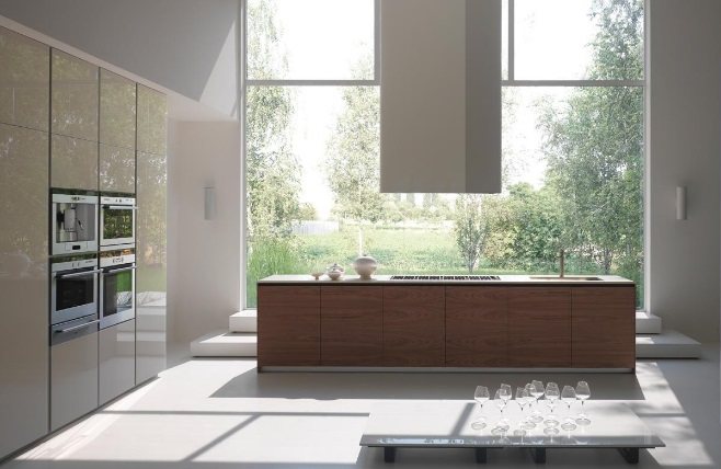 Versione in noce canaletto e ante in vetro laccato. 