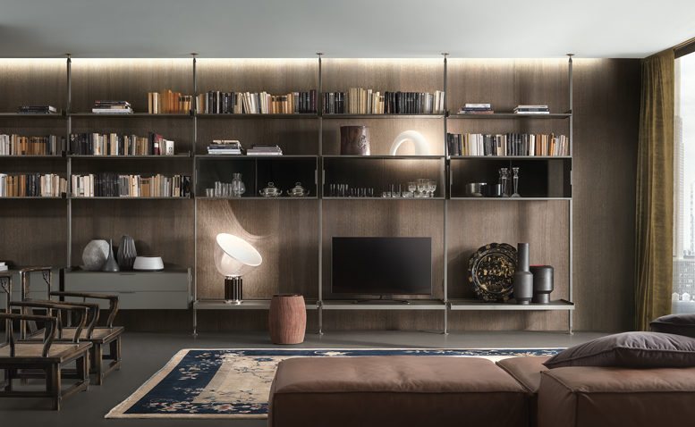 Versione in piombo spazzolato, mensole e vetrine in vetro trasparente grigio, cassettiere in vetro piombo opaco e mensoloni attrezzati in vetro piombo opaco.