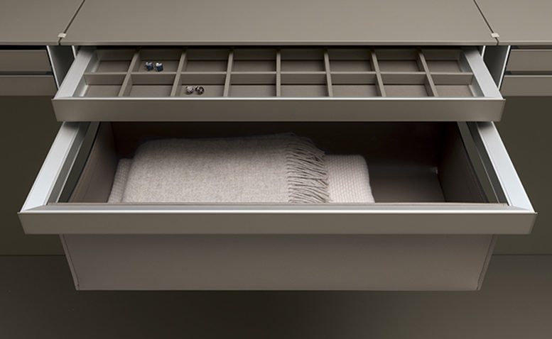 Ripiano con organizer e cesto alto estraibili con frontali in vetro e rivestimento in cuoio rigenerato.