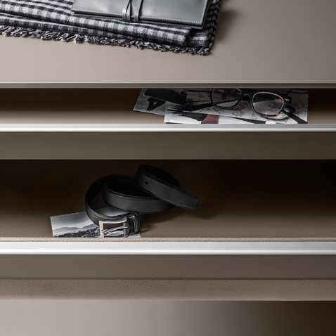 Ripiano estraibile con fondo rivestito in cuoio rigenerato argilla e cesta estraibile in cuoio argilla.