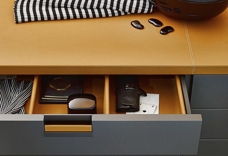 Backstage propone un corredo esclusivo di accessori e attrezzature che sottolineano la sapienza artigianale coniugata con la qualità e la purezza dei materiali.