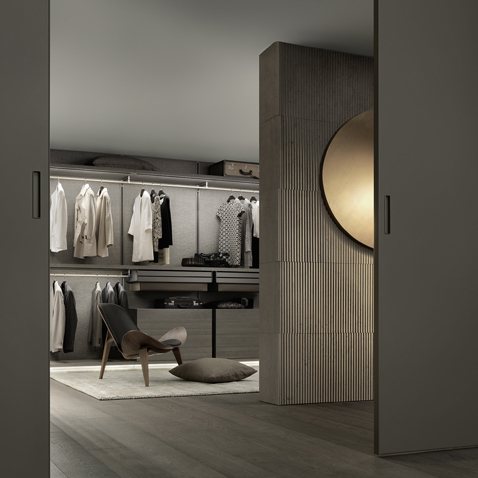 Cabina armadio dress bold, struttura alluminio laccato piombo, schienali in tessuto papiro, basamento, ripiani e cassettiere in melaminico rovere grigio.