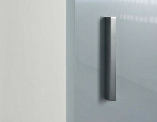 Maniglia in acciaio satinato, un segno verticale perfettamente in linea con la finitura del binario e il laccato lucido grigio dell’anta. 