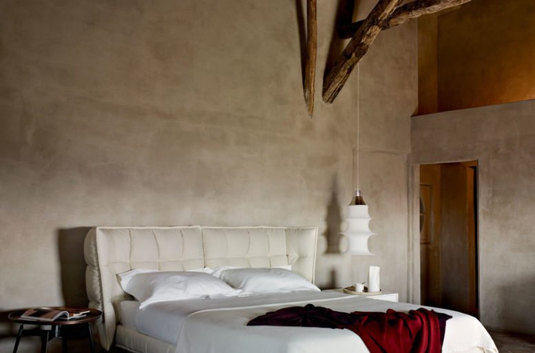 Struttura in acciaio rivestita di tessuto o pelle.