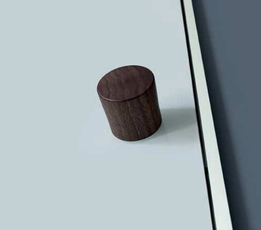 Pomolo in legno
in contrasto con l’anta
in vetro retrolaccato.