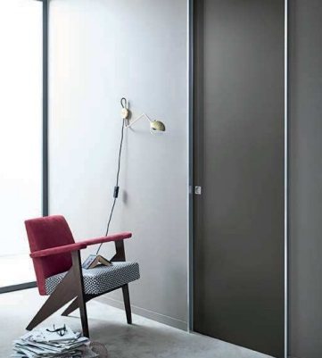 Versione scorrevole a scomparsa in grigio scuro che fa contrasto con il metallo brillante. 