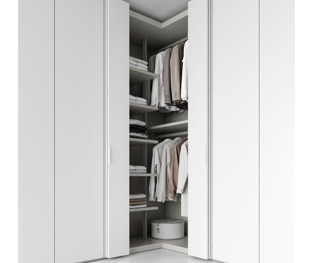 Grande capienza: l'anta pieghevole, utilizzata nella soluzione ad angolo, permette la totale accessibilità al vano.