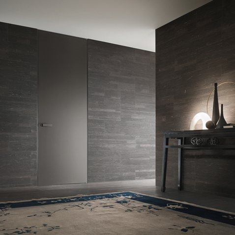 Versione in bronzo spazzolato e vetro laccato opaco moro.