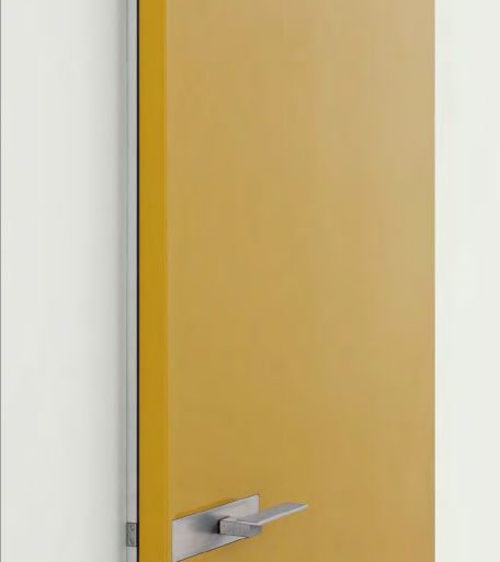Maniglia in nichel
satinato su finitura laccato opaco ocra