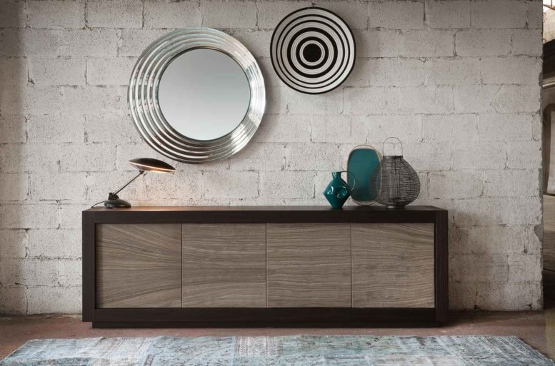 Credenza quattro ante in rovere coke con ante rivestite in pietra River Grey. 