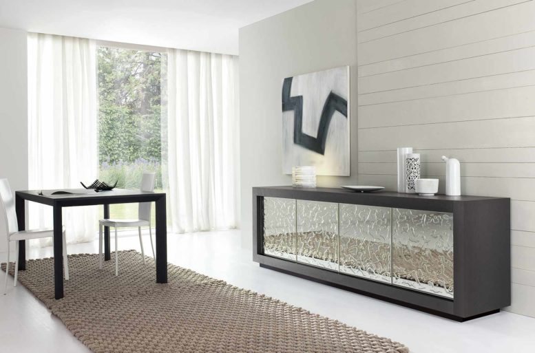 Mobile 4 ante in cristallo a specchio e resina trasparente.