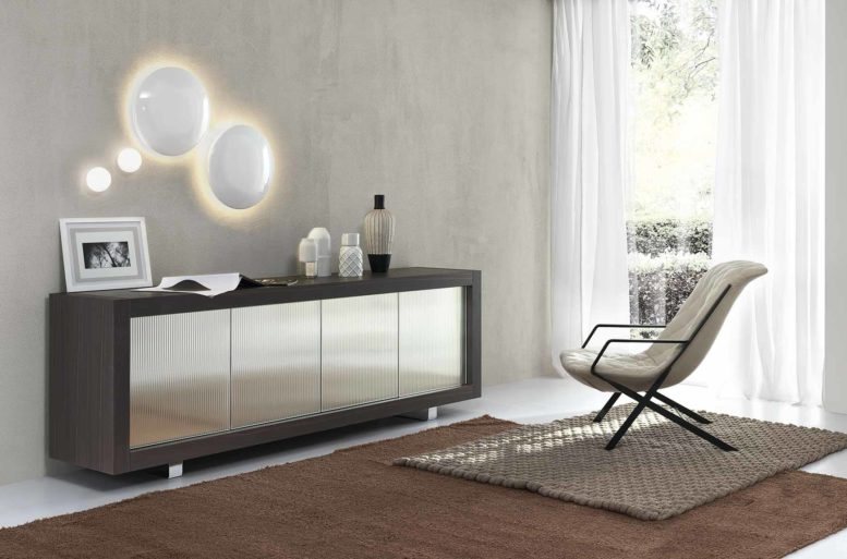 Ante a specchio sagomato.