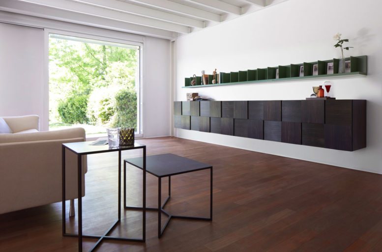 Versione in legno ebano. 