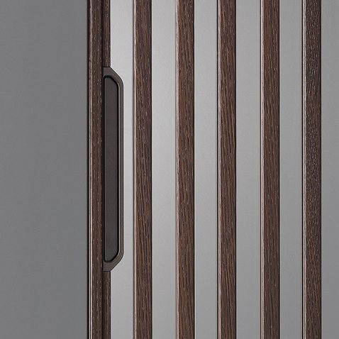 Versione in alluminio rivestito in rovere termotrattato.