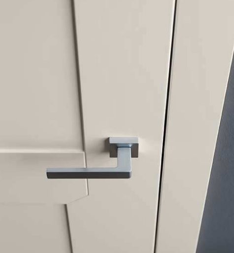 La maniglia Martina dona rigore alla classicità della porta. 