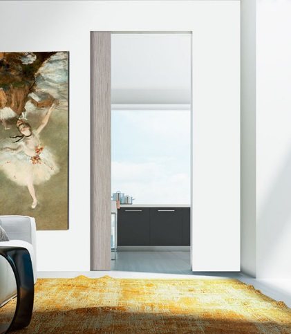 Versione in legno impiallacciato, trasformato nel tempo in una visione di tendenza. 