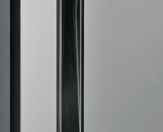 Maniglia in acciaio inserita nello spessore del vetro.