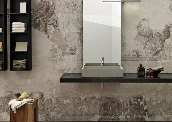 L’importanza del lavabo Square in resina cemento grigio dal forte spessore si scontra piacevolmente con la leggerezza del piano in vetro grigio europa su cui poggia.