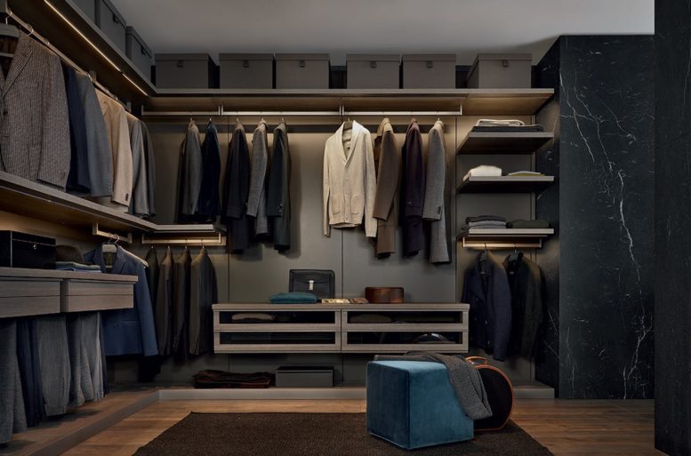 Un sistema di pannellature a parete che creano un perfetto organismo di contenitori evoluto dalla spinta dell'ordine e della funzionalità.