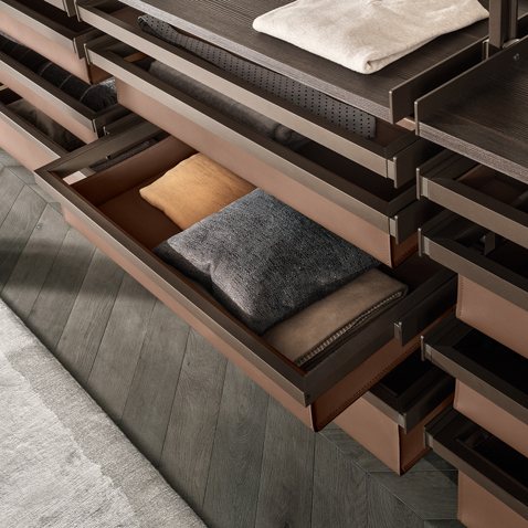 Cesti alti e bassi in cuoio rigenerato castoro con struttura in alluminio brown, portacravatte e mensole in melaminico larice carbone.