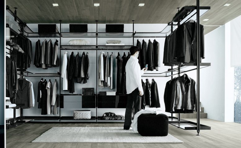 Montanti verticali in alluminio nero, mensole con ring in alluminio nero e vetro grigio trasparente, cassettiere in vetro laccato nero lucido.