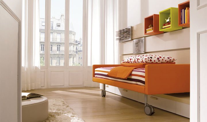Una casa ricca di memoria è l’ambiente naturale bon ton dove l’equilibrio perfetto dei colori e delle forme si esprime grazie anche alle soluzioni tecnico progettuali di elevato standard qualitativo: boiserie a sviluppo orizzontale dove il letto box scorre su binario.