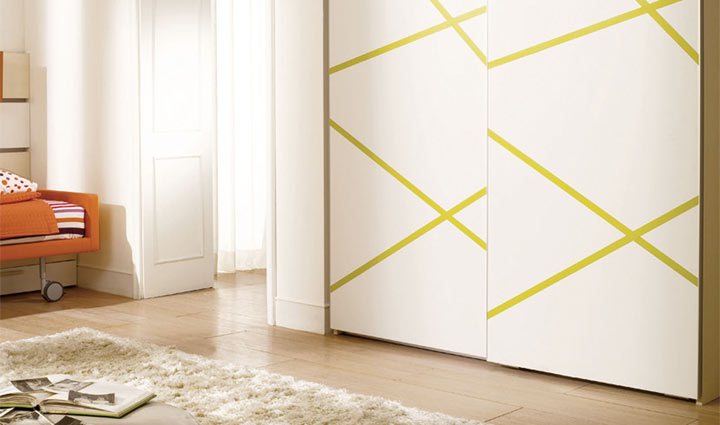 Interno classico e design moderno per un connubio vincente grazie ai valori esclusivi di zoe. Il calore del frassino sbiancato e le eleganti laccature esaltano gli spessori da 50 mm. Design innovativo per l’armadio ad ante scorrevoli.