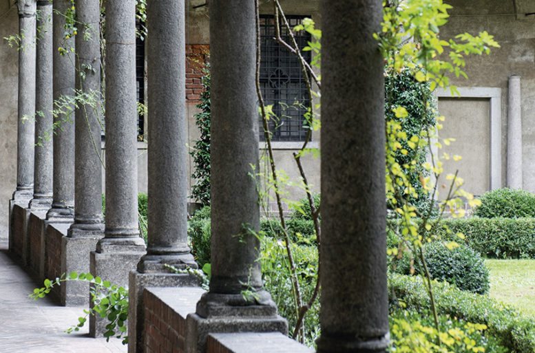 Fuga di colonne corinzie nel porticato, che circonda il chiostro immerso in una religiosa austerità.