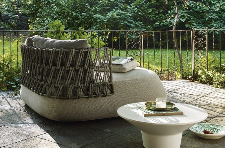 Relax assicurato nel terrazzo, arredato con morbide sedute e appoggi dalle linee curve.  Le forme sono morbide e sinuose. La seduta completamente imbottita e accompagnata da uno schienale con struttura in metallo su cui si tesse un originale intreccio. 
Fat Sofa Outdoor di Patricia Urquiola, tavolino Springtime.