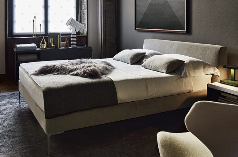 Giocata sui toni neutri del bianco, grigio, beige e marrone la camera da letto. 
Letto Charles, tappeto Suavis, contenitore Surface, poltroncina Piccola Papilio.