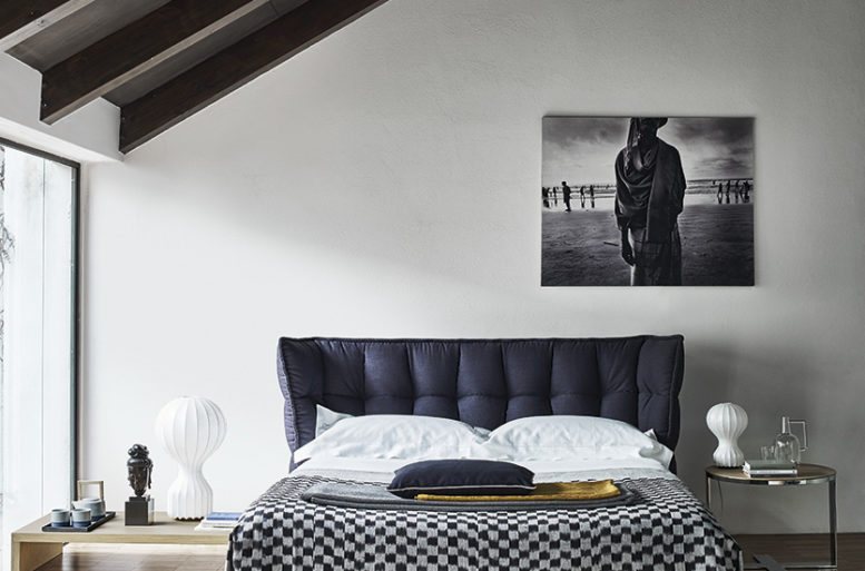 La camera da letto è la conclusione coerente di questo loft originale. Il letto esprime semplicità e comfort, grazie alla scelta delle sfumature bianche, grigie e nere. Letto Husk di Patricia Urquiola.