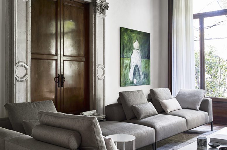 Nella proposta di B&B Italia il colore dominante è il grigio per un’atmosfera che trasmette subito un senso di sobrietà. Divano Michel Effe di Antonio Citterio, tavolino Diesis.