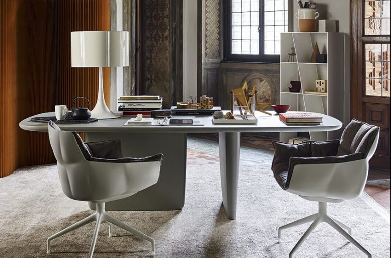 È possibile osare accostamenti tra la matericità delle superfici e la lucentezza degli arredi laccati. L'effetto è raffinato e originale. 
Libreria Shelf, poltroncine accoglienti Husk '15, tavolo Tobi Ishi