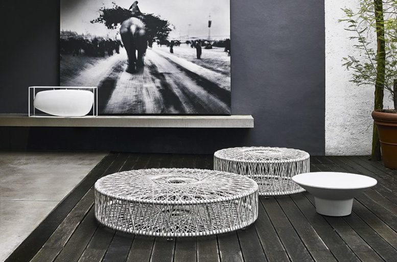 Gli arredi possono essere utilizzati come sedute o come appoggi, in base alle necessità e alla fantasia. Le lampade e le sedute si confondono in un ritmo giocoso. Pouf Reel Outdoor, tavolino Springtime, lampada Overscale Flames di J. Marie Massaud.