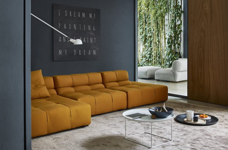 Le sedute assumono tutte le forme e tutti i colori per garantire in ogni momento della giornata la giusta atmosfera. Divano Tufty Time '15 e divano Butterfly di Patricia Urquiola, tavolino Fat Fat.