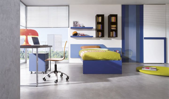 Ecco tutta la splendida magia del bianco e del blu per disegnare con equilibrio e raffinatezza i confini della stanza dei ragazzi: colori ed essenze sobrie e giovani per un abitare nuovo, semplice, divertente e molto esclusivo. Lo spazio urban racconta così, grazie ad oggetti e complementi, tutta la carica espressiva del design internazionale con un linguaggio che abbraccia il bello dell’abitare giovane.