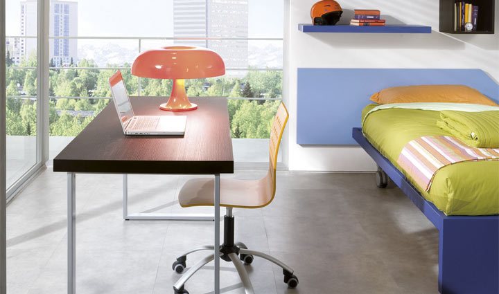 Una grande apertura sulla metropoli ricca di emozioni e di luci che avvolgono lo spazio abitativo ed ogni elemento d'arredo Zoe: letto lineare Movy con elegante pannello testata laccata a poro aperto.