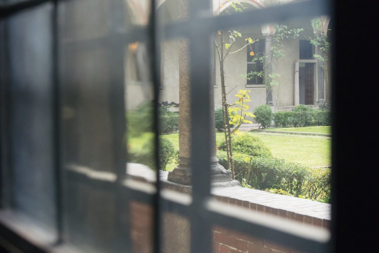 L'interno si apre sul giardino esterno attraverso le antiche colonne del loggiato. 