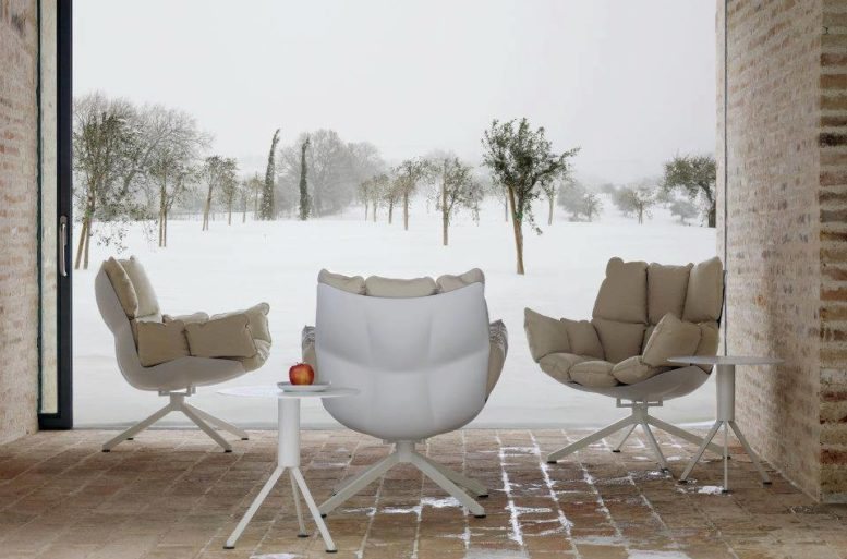 Gli ambienti sono fusi in un tutt’uno con l’ambiente circostante attraverso vetrate a tutt’altezza. La vista è valorizzata dai giusti arredi.