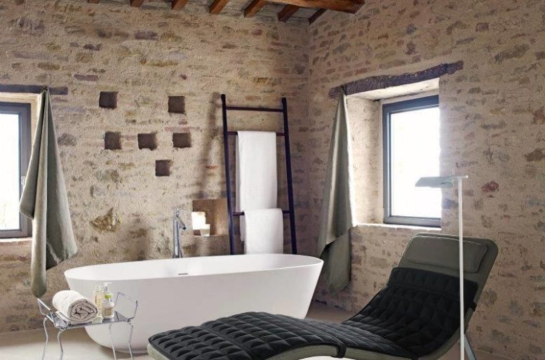 In questa proposta, il bagno assume l'aspetto di un ambiente per la riflessione e la cura del benessere del corpo e della mente, avvicinandosi alla concezione della zona living. 
Chaise longue Landscape di Jeffrey Bernett per B&B Italia, vasca Normal di Benedini Associati per Agape. 