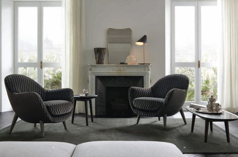 La zona giorno è arricchita da un angolo per la lettura e la meditazione, grazie ai toni neutri delle sedute e del tappeto. Poltrone Mad Queen