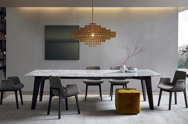 Nella zona pranzo l'accostamento di materiali di alta qualità molto diversi tra loro crea un'atmosfera ricca e sobria. 
Tavolo Howard di Jean-Marie Massaud 
