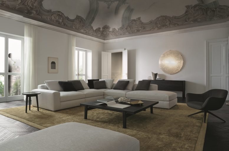 Il contesto è caratterizzato da elementi decorativi di pregio con una pavimentazione in parquet di tonalità scura. L’arredo è risolto con una risposta a tono, attraverso l’utilizzo di alternanze cromatiche contrastanti perfettamente bilanciate. 
Salotto mod Dune componibile