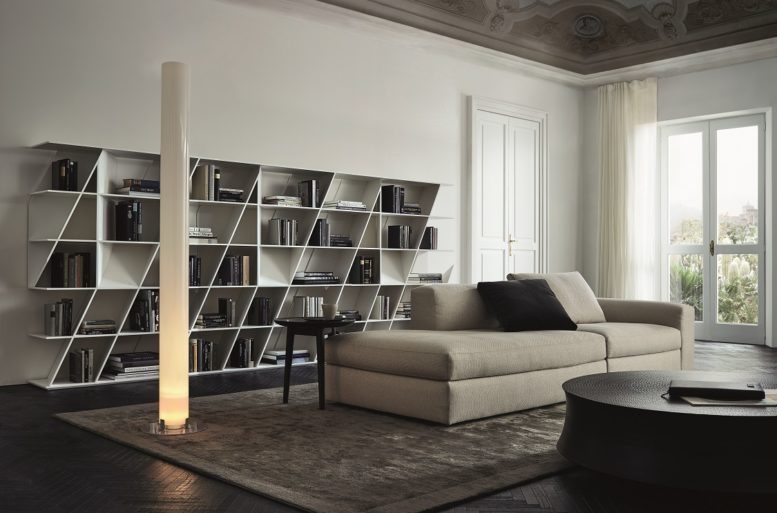 L'arredo è netto nelle forme: le curve e gli angoli smussati delle sedute sono bilanciati dalle linee spezzate delle scaffalature.
Libreria Web